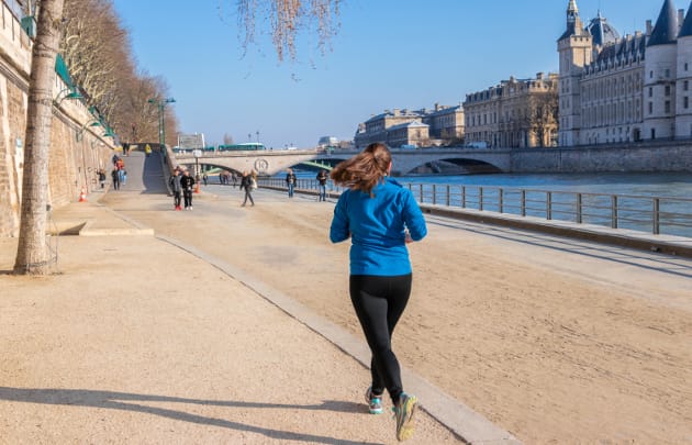 Joggeuse sur les quais de Seine